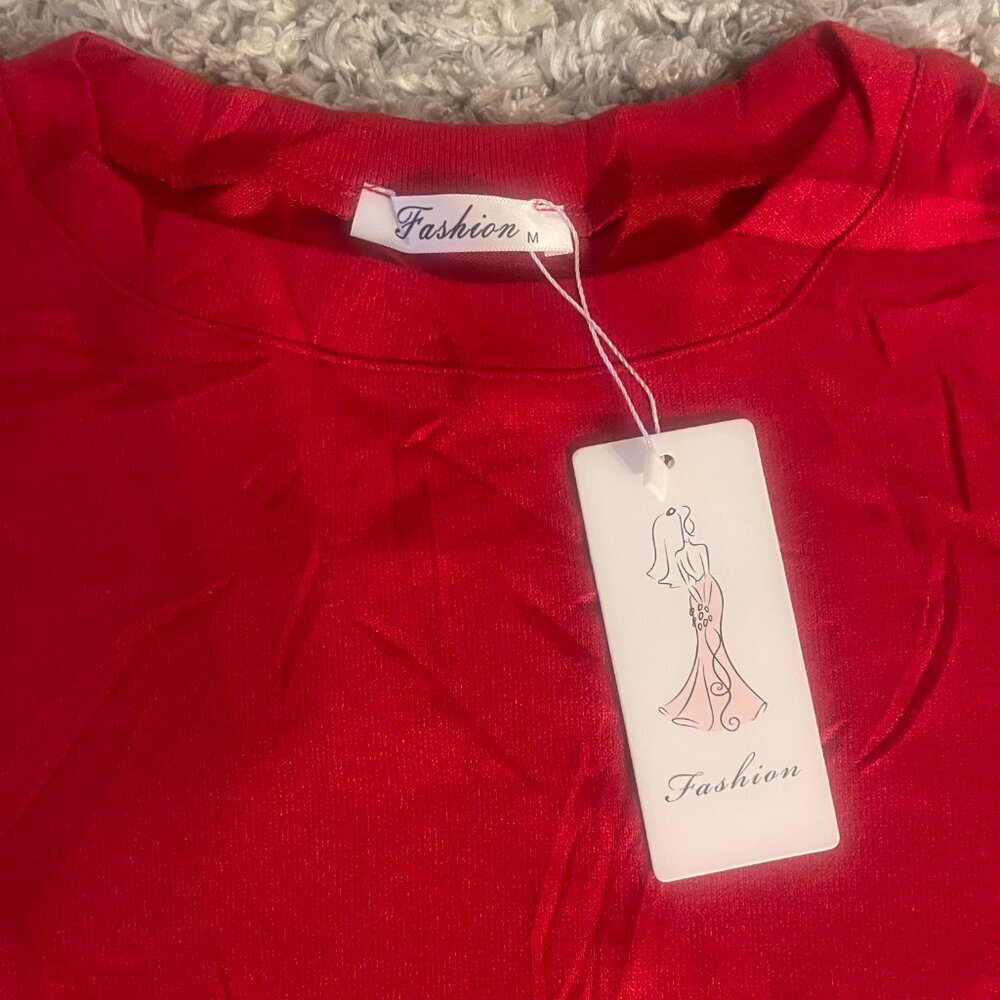 Red 100% Polyester Lightweight Top Size M NWT Long Sleeve - Picture 2 of 9